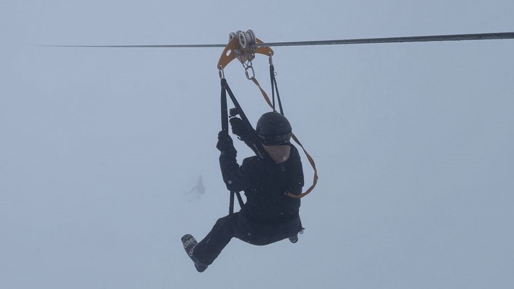 Met de zipline door de mist.